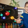 Lav en solsystem-plakat med lys i